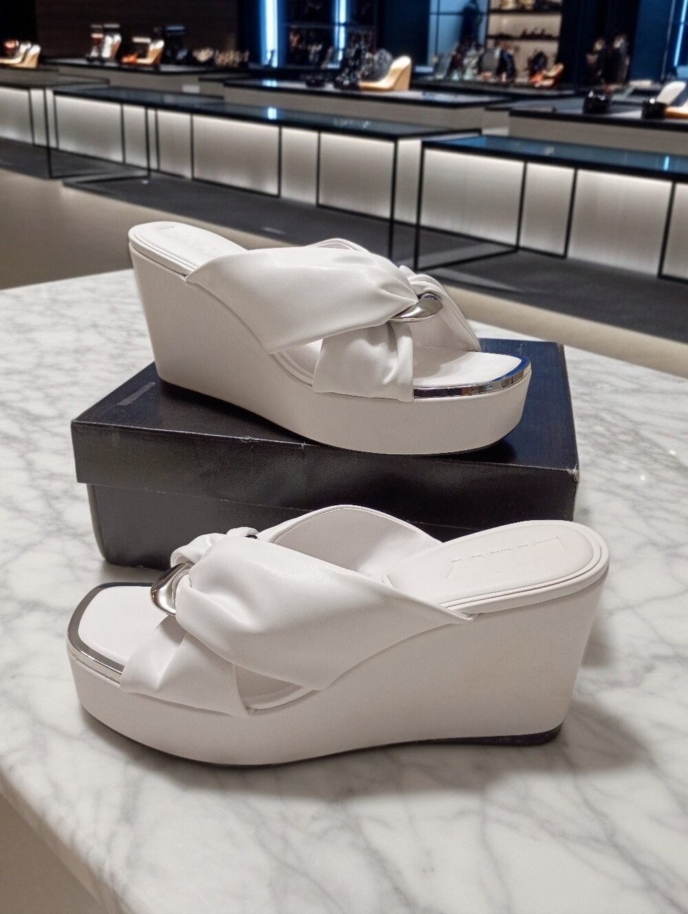 New DKNY Maryn Chain White Knot Wedge Slide Sandals Sz 10